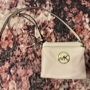 🧩Michael Kors Crossbody with built in wallet